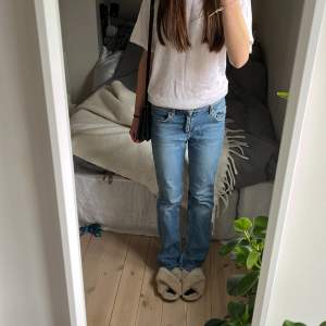 Super snygga Low waist Bootcut jeans från Gina Young. Har använts men är i bra skick. Storlek 158 men sitter ändå bra på mig som är ungefär 164. Köpt för 399 säljer för endast 200. Priset går att diskutera och jag är öppen för byte!