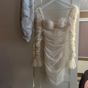 Ohpolly klänning - Jättevacker klänning från Ohpolly, tyvärr var den för stor på mig :( Storlek: Uk10 Färg: vit krämaktig  Pris kan diskuteras!