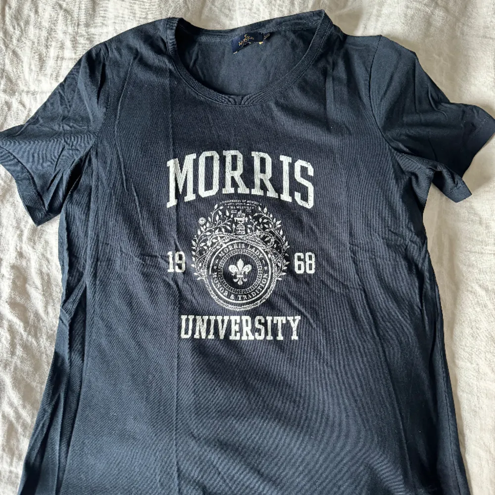 MORRIS top stl L. I nyskick. Färgen är marinblå . T-shirts.