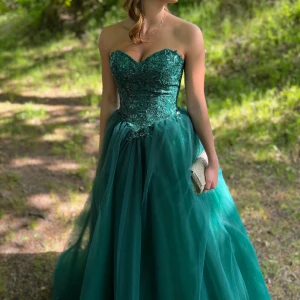 Balklänning - Intressekoll på denna super fina balklänning! Endast använd en gång.  Den är så otroligt fin! Jag fick så många komplimanger! Den sitter så snyggt upptill och är så puffig och stor nertill. Man känner sig som en riktig prinsessa! Den är köpt i Oslo.