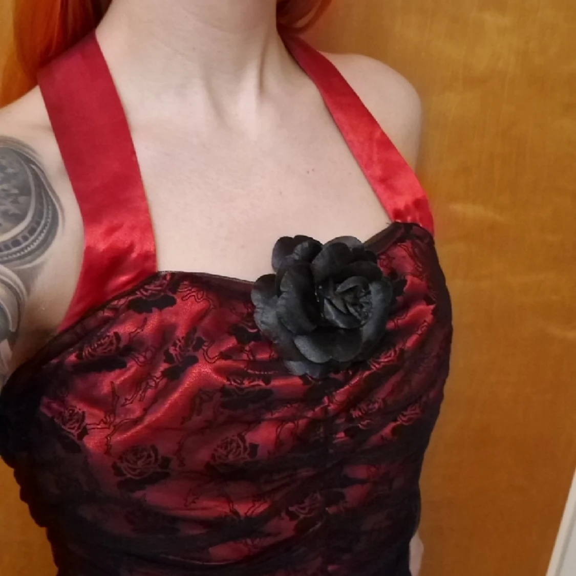 Rödsvart blommig klänning - 91
