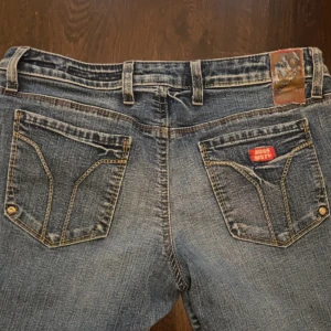Miss Sixty Jeans - Midjemått: 37cm tvärs över & innerbenslängd: 74cm. Inga defekter då de knappt är använda eftersom de var för små. Något utsvängda. Skriv privat för fler bilder eller kring funderingar💗 Tryck gärna på köp nu🩷