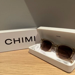 Chimi 02 - Väldigt fina och knappt använda chimis i modell 02. Inga repor eller skador. Nypris 1250kr mitt pris 600kr. Passar bra till allt. 