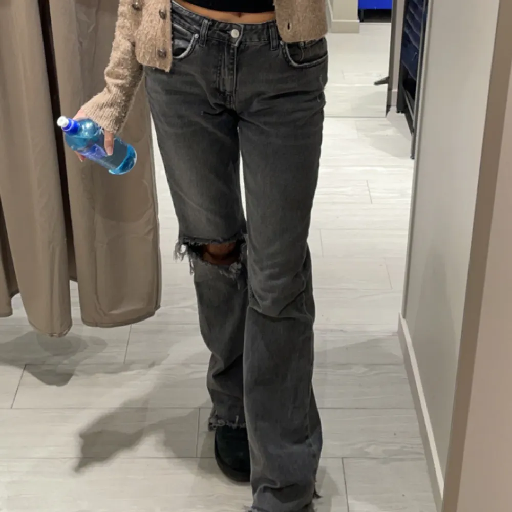 Säljer nu mina ass snygga jeans från Gina tricot!! Storlek 38 men passar bra på mig som vanligtvis är 34 (om man gillar att de inte sitter så tajt) . Jeans & Byxor.