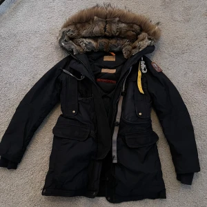 Parajumperjacka  - Storlek XS. Använd men i bra skick.  Saknas en knapp. 