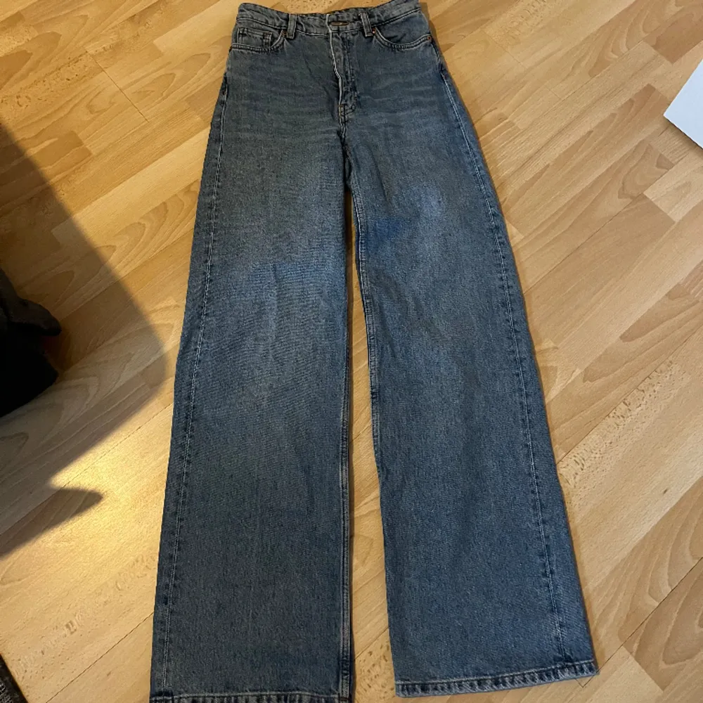 Blå jeans från monki, strl 24. Fint skick 😊. Jeans & Byxor.