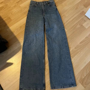 Blå jeans  - Blå jeans från monki, strl 24. Fint skick 😊