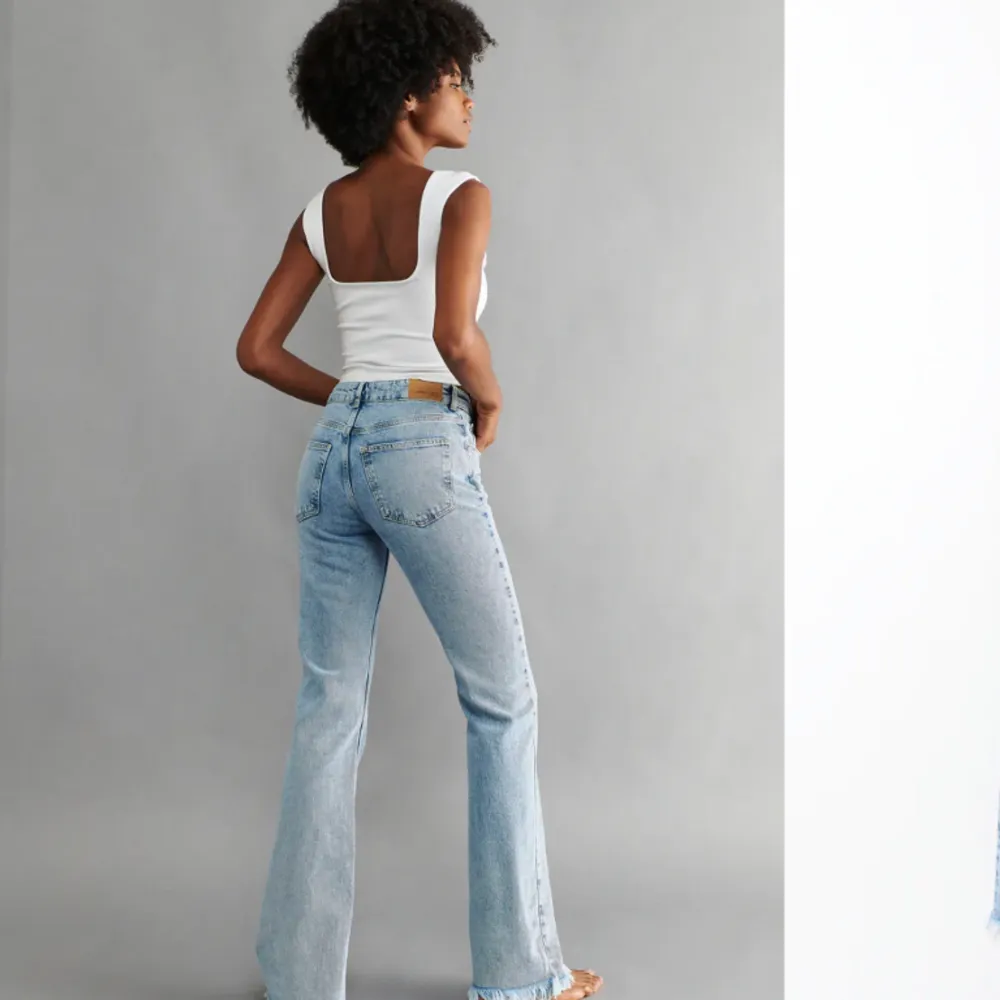 Köpte dessa förra året, jeansen har tyvärr inte kommit till någon användning sedan dess, de är super fina men tyvärr för stora för mig just nu. pris går att diskuteras vid snabb affär + bilder går att fråga 💕. Jeans & Byxor.