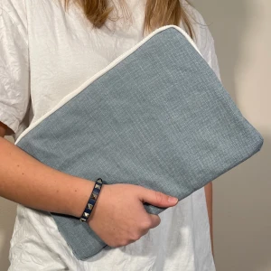 Datorfodral - Ett datorfodral, sytt av begagnade tyger, passar MacBook bäst men även andra datorer i samma storlek. 