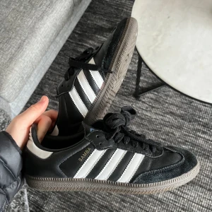 Adidas Samba  - Sjukt coola och snygga i nyskick. Köpt för 1349kr Skriv vid intresse eller fler frågor 💕