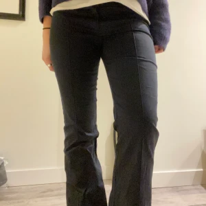 Cargobyxa i twill - Jeans/byxor liknande till H&M byxor som de har i svart och grön!! Skriv för fler bilder ❤️‍🔥