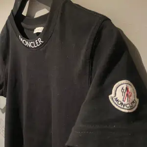 Säljer en moncler t-shirt i storlek motsvarande XS vuxen. Köpt från grailed för 949 kr. En lite äldre modell. Inte säker men tror den är riktig. Qr skann å skrivtliga kod på code moncler funkar.  Fler bilder? Snapchat: Oliver.hessler, Mvh