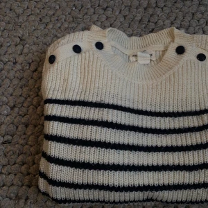 Stickad randig tröja - Kontakta för fler frågor eller bilder.💗