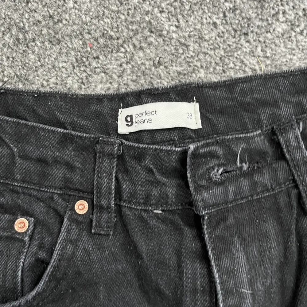 Säljer dessa fina jeans pga att de är för stora!💗💫💌 de är använda ett par gånger men är i ett fint skick!🤗  frakten kan man få stå för själv!💫💗 (priset kan diskuteras). Jeans & Byxor.