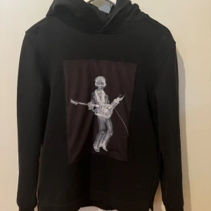 Limitato hoodie - Tja, säljer denna snygga svarta limitato hoodien till ett grymt bra pris! Nypris ligger på 2699, mitt pris 1199:- tröjan har inga defekter eller liknande! Kom PM för mer bilder eller frågor!