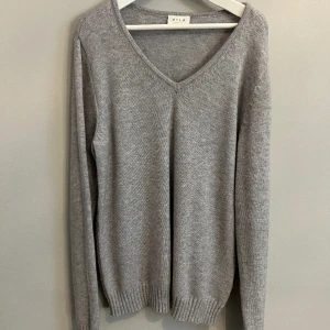 Stickad tröja - Jättefin stickad vila tröja i stl XS. Använd fåtal gånger. Säljer tröjan för 150kr + frakt, men priset kan även diskuteras💞