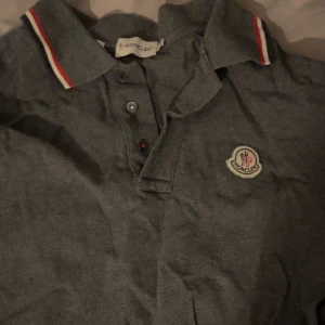 Moncler long sleeve  - Säljer denna pågrund av att den är för liten för mig. 8/10 skick, passar M/S. hör av er för mer bilder och pris går att diskutera.