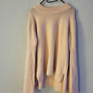 Mysig stickad tröja - Helt ny! Storlek s men passar m också.  Jätte skönt material, ej stickig💗 