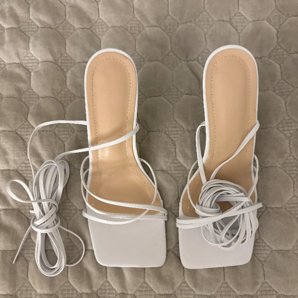 Ett par helt nya vita klackar i storlek 39, de har band som man kan knyta upp till knäna och egna val! Pris kan diskuteras🥰. Skor.