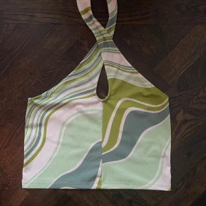 Topp - Säljer denna gröna topp från Gina Tricot. Använd max tre gånger och är som ny. 