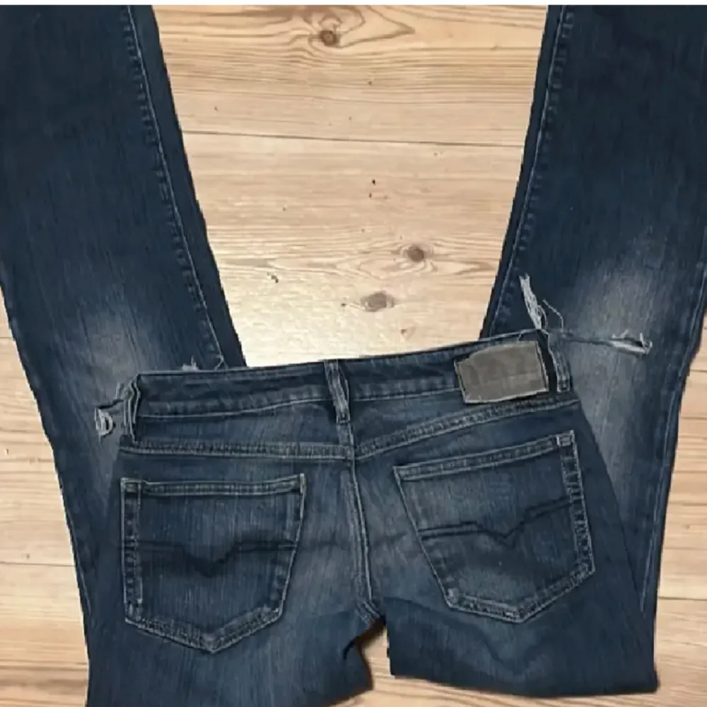 As snygga o trendiga lågmidjade bootcut diesel jeans med hål!! Säljer då dom inte kommer till användning❣️Skriv för fler frågor eller bilder . Jeans & Byxor.
