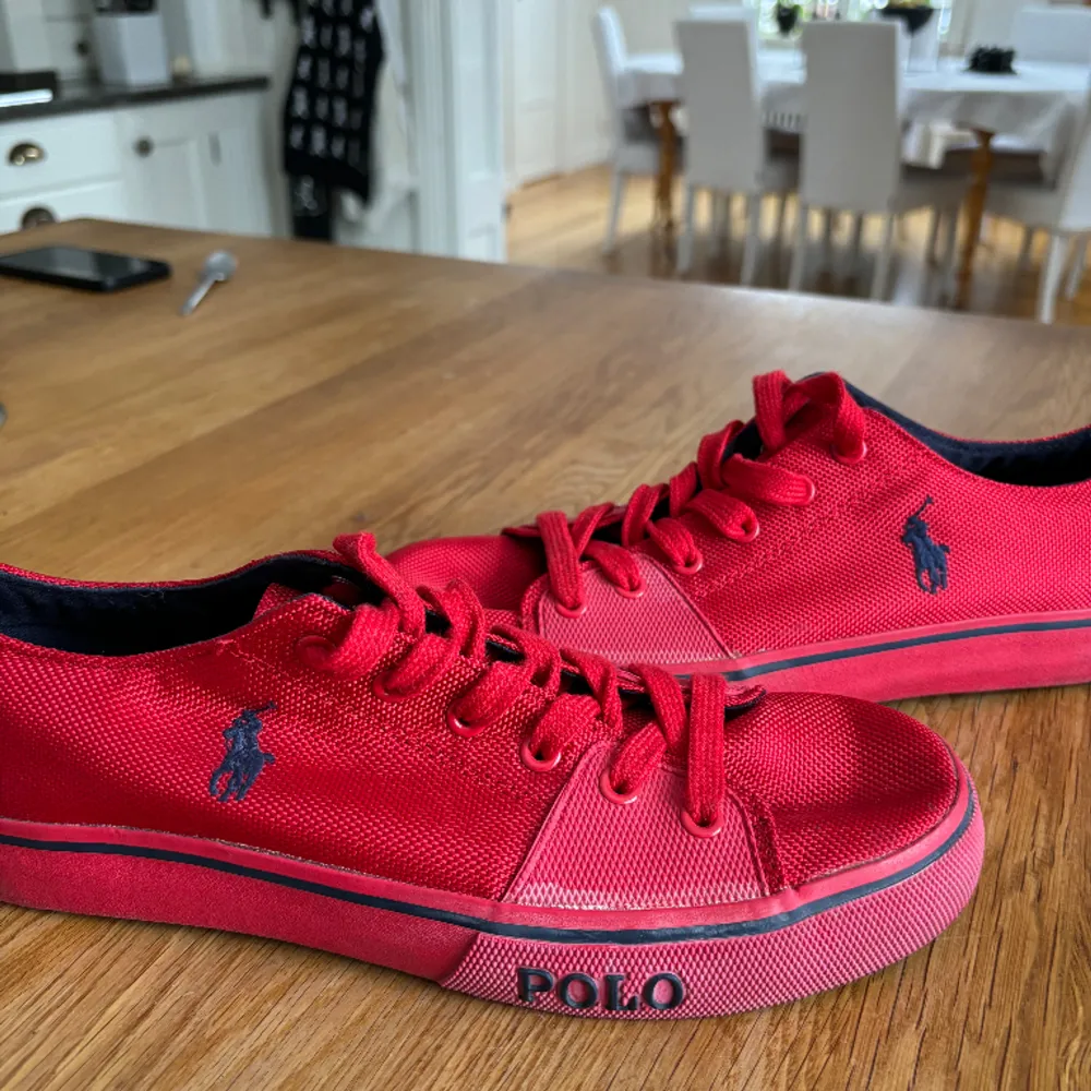 Original Polo Ralph Lauren skor i nyskick, aldrig använda. Super sköna och är ganska breda, passar därför mångas fötter! Storleken är ungefär mellan 41- 42, skorna bör då passa dig som är där emellan! . Skor.