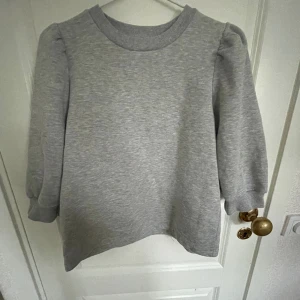 Trekvartsärmad tröja - Säljer denna jättesnygga trekvartsärmade tröja perfekt för middagar men också vardagligt🥰 Säljer pga kommer inte till så stor andvänding för har andra liknande tröjor💗 Är i storlek M men är ganska liten i storleken, kontakta för fler bilder💗