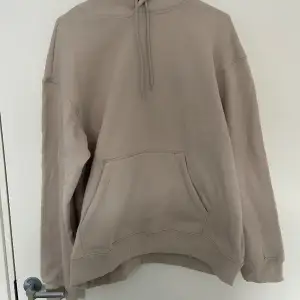 Tjenare, säljer en oanvändbar hoodie ifrån H&M. Prislapp finns kvar. Skriv gärna vid funderingar eller prisförslag, priset är inte ristat i sten👍