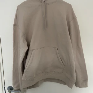 H&M Hoodie - Tjenare, säljer en oanvändbar hoodie ifrån H&M. Prislapp finns kvar. Skriv gärna vid funderingar eller prisförslag, priset är inte ristat i sten👍