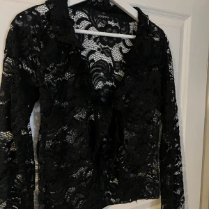 Spets topp - Jättefin tröja/kofta perfekt till fest, med spets, volanger och utsvängda ärmar. Knytning i bysten. Storlek 36, säljer för 250kr + frakt eller prisförslag❤️‍🔥👌