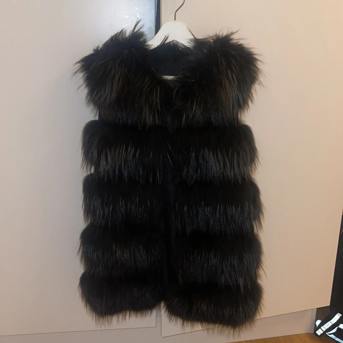 Svart pälsväst