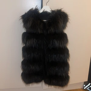 Svart pälsväst - Säljer min svarta pälsväst i äkta päls, då den bara ligger i garderoben. Fint skick, skulle säga att den passar allt från xs- m. Beroende på hur man vill ha passformen! 