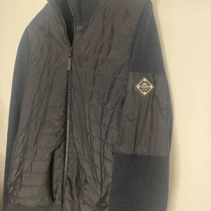 J.Lindeberg Cardigan Blå - Säljer nu min feta J.Lindeberg cardigan då den inte längre kommer till användning. Skicket är som ny vilket gör att du inprincip sparar in 1500!🌟Size: S, skriv för funderingar och mer bilder osv.