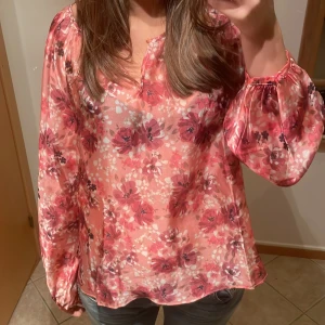 Blommig blus  - Så söt blus i jättefint material🥰 Blusen är i storlek 36!!! Lägg prisförslag och fårga om ni undrar något💕💕💕