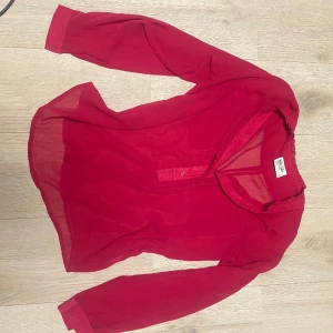 Blus - Genomskinlig rosa blus. Storlek 36