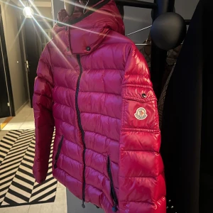 Moncler Maya  - Säljer nu en Moncler Maya i färgen rosa/vinröd i utmärkt skick.👍🏼 Storleken motsvarar S/M. Den har inga större slitage och är sparsamt använd. Skriv gärna för fler bilder.🤩