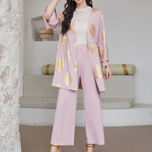 Tvådelad outfit - Tvådelad rosa outfit, utan den vita tröjan under  