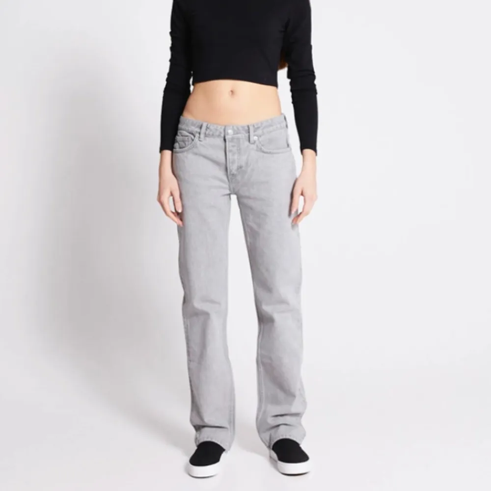 Säljer dessa jeans från lager då de ej kommer till användning, storlek S 🫶🏼 De är lite mörkare i verkligheten än vad de är på de 2 första bilderna 🥰 Köpare står för frakten 🫶🏼😻. Jeans & Byxor.