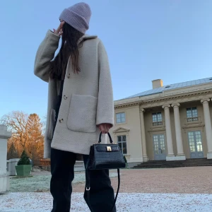 Kappa - Beige kappa från Monki 🤍