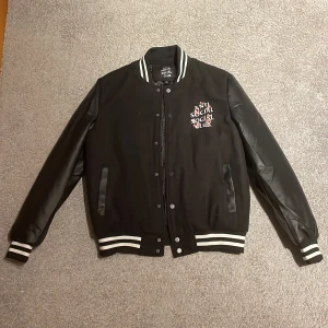 college jacka - Fint skick Hängt i garderoben den senaste tiden då då den blivit lite liten för mig  Storlek M (ganska liten i storlek)