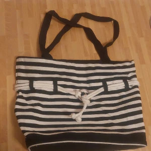 Randig väska - Fin väska Några små fläckar men annars i bra skick