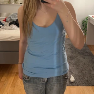 Linne  - Gulligt blått linne från lager157, knappt använd då det inte riktigt är min färg. Dubbeltyg längst upp som de är på lagerlinnerna. Mycket bra skick, inga hål eller fula fläckar under armhålorna💗