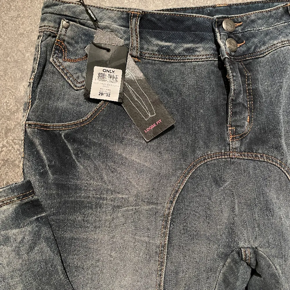 Lågmidjade jeans storlek 29/32. Helt nya oanvänd!. Jeans & Byxor.