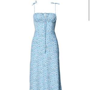 Antibess dress från Adoore!! Storlek 42 men liten i storleken  Helt ny med prislapp kvar! 💫