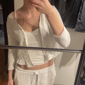 Kofta/blusar - Säljer allt på bilderna❣️ 1 - jättesöt kofta köpt second hand (xs/s) -150kr❤️  2- Spetsblus köpt second hand (xs/s)  - 150kr❤️  3 - Vit blus från Holly white (s) - 200kr  ❤️Allt är i bra skick och har inga defekter, skriv vid frågor!