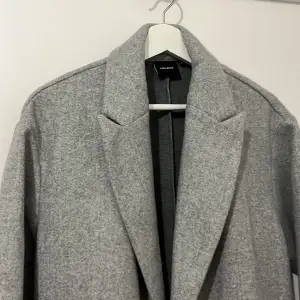 Jättefin grå kappa från vero moda i storlek S, kappan är ljusare i verkligheten!