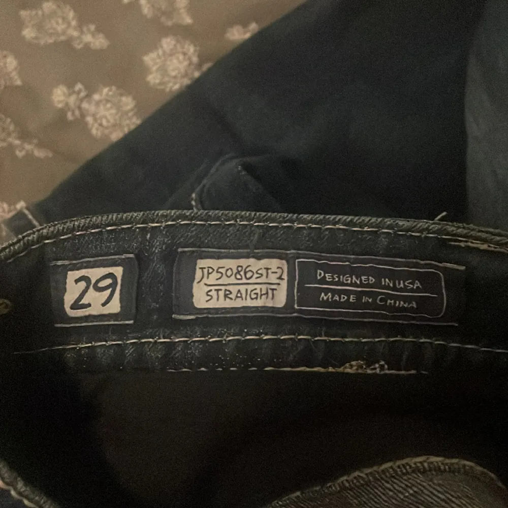 Helt nya miss me jeans. Köpte på plick men var lite små på mig så säljer vidare. Inga defekter och helt som nya. W29, jag är 163 och de är lite långa på mig. Skriv för mer info 💕. Jeans & Byxor.