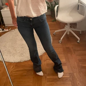 Lågmidjade jeans - Min vän är 160 så passar någon runt 175💕 Aldrig använda bara testade så dem har inga defekter💗 