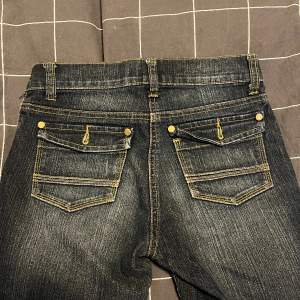 Superfina lågmidjade jeans  Midja 35cm men stretchig Innerbenslängd 70cm