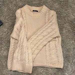 Stickad tröja från Gina Tricot  - Säljer jättefin stickad tröja från Gina Tricot i storlek xs, (ganska stor i storlek så passar även som s och m också)🙌🏼 Fint skick. 